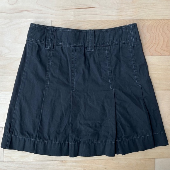 PLEATED BLACK SKIRT W/ BUTTONS - Picture 5 of 6